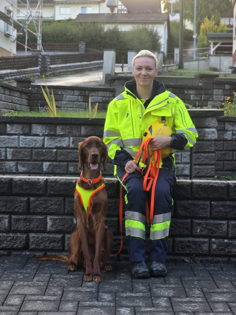 Jaro und Michaela sind neu eingekleidet für die Rettungshundestaffel
